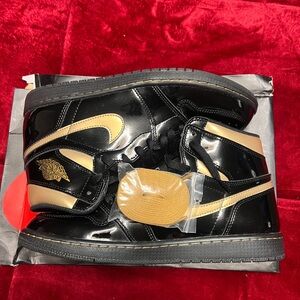 Jordan 1 High “Metallic Gold”